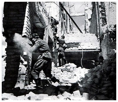 world war 1 soldiers fighting. heavy fighting in building